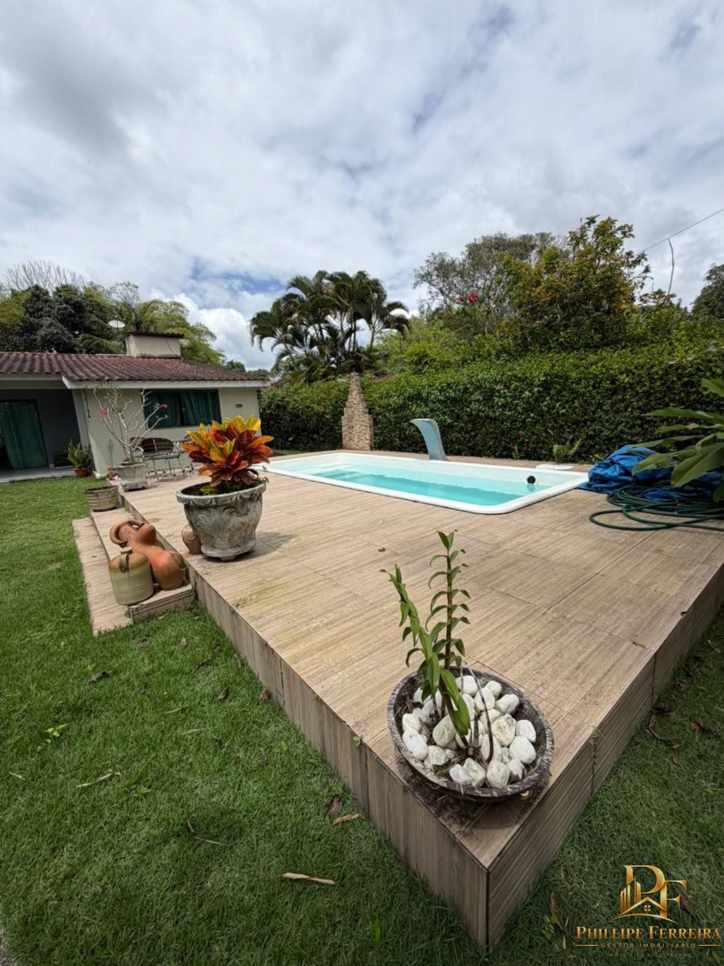 Casa em Condomínio com Piscina 4 Quartos