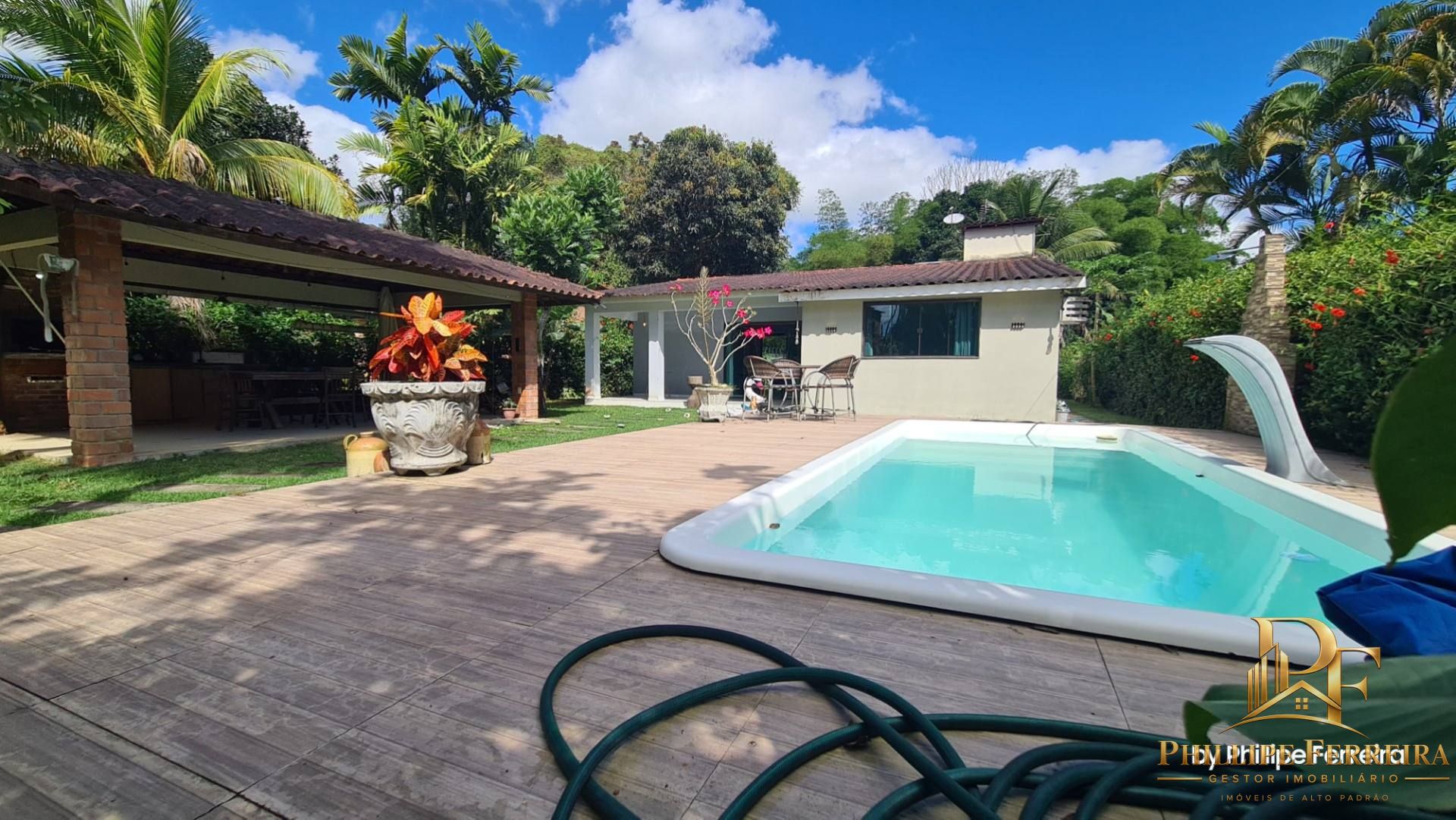 Casa em Condomínio com Piscina 4 Quartos