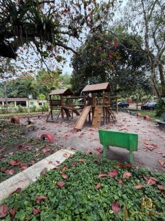 Casa em Condomínio com Piscina 4 Quartos