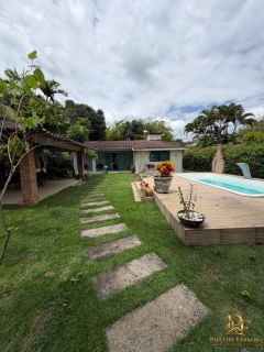 Casa em Condomínio com Piscina 4 Quartos