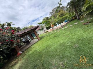 Casa em Condomínio com Piscina 4 Quartos