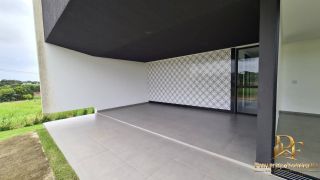 Casa em Condomínio com Lago e Muita Natureza