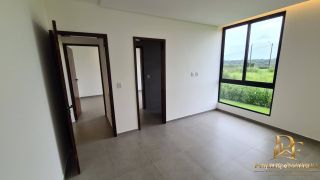 Casa em Condomínio com Lago e Muita Natureza