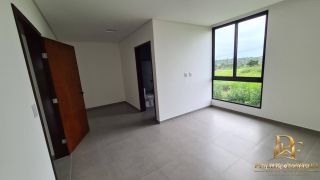 Casa em Condomínio com Lago e Muita Natureza
