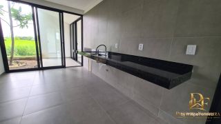 Casa em Condomínio com Lago e Muita Natureza