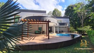 Casa à Venda em Aldeia com Terraço Gourmet e Piscina Vista p/ Mata