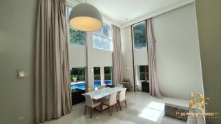 Casa à Venda em Aldeia com Terraço Gourmet e Piscina Vista p/ Mata
