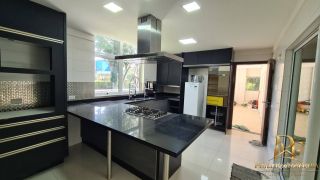 Casa à Venda em Aldeia com Terraço Gourmet e Piscina Vista p/ Mata