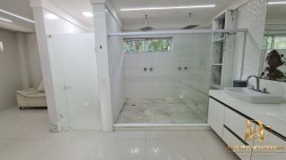 Casa à Venda em Aldeia com Terraço Gourmet e Piscina Vista p/ Mata