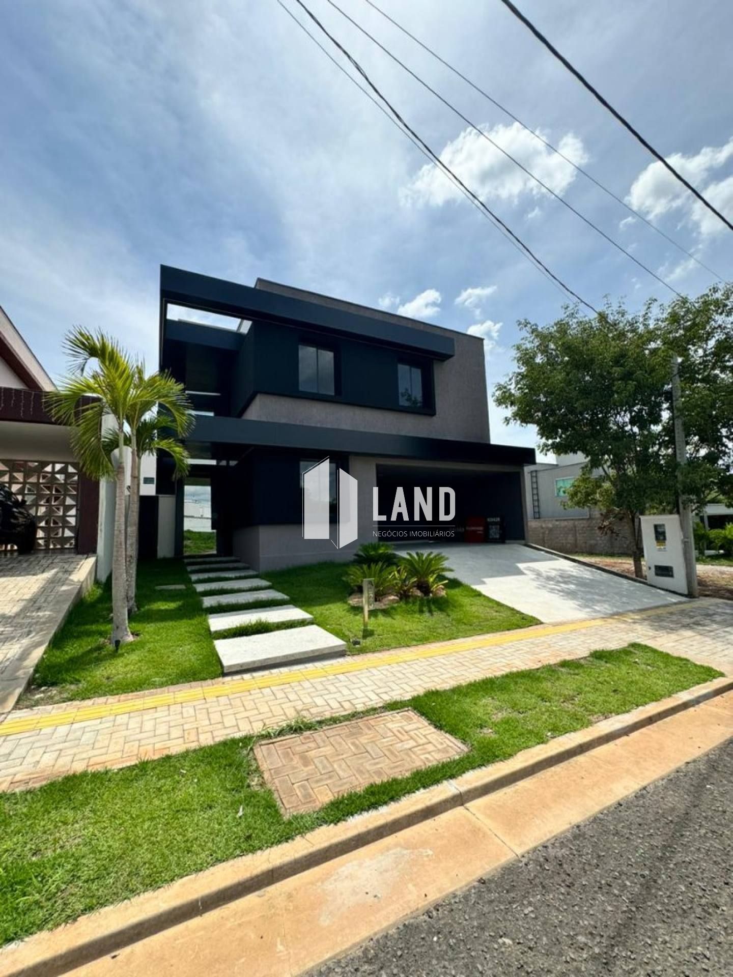 Casa de Condomínio Para Vender com 5 quartos 4 suítes no bairro Uruguai em Teresina