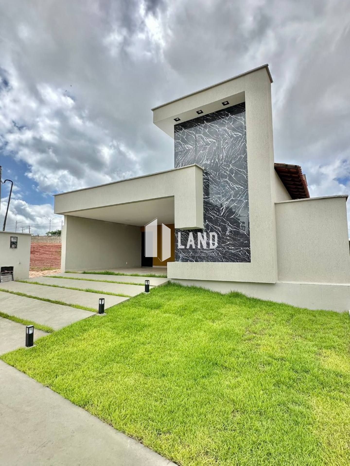 Casa térrea no Aldebaran Leste com 03 suítes e piscina.