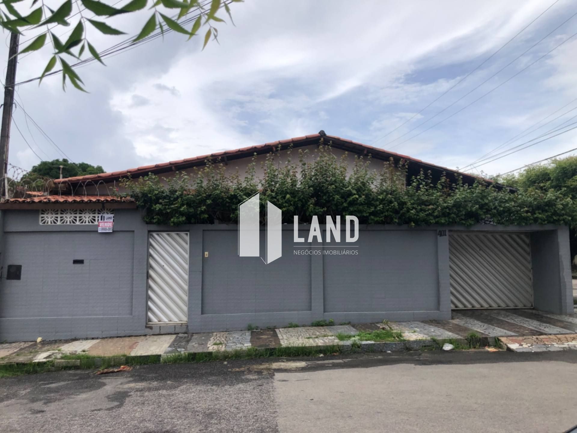 Casa com 3 dormitorios (1 suíte), 2 vagas de garagem, banheiro social, a venda, 125 m² por R$ 600.000 - Próxima a Av. Washington Soares - Parque Manibura - Fortaleza/CE