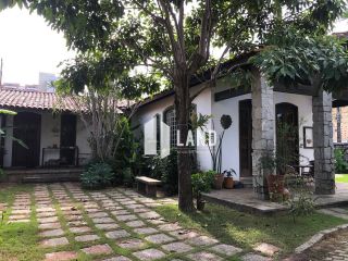 CASA COM 4 DORMITÓRIOS (2 SUÍTES), 6 VAGAS DE GARAGEM, BANHEIRO SOCIAL, PISCINA, ESCRITÓRIO, DEPENDÊNCIA COM BANHEIRO, A VENDA, 300 M² (ÁREA CONSTRUÍDA) - 775,5 M² (TERRENO 23,5x33) - POR R$ 2.200.000 PRÓXIMA A AV. PONTES VIEIRA - DIONÍSIO TORRES - FORTAL
