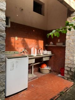CASA COM 4 DORMITÓRIOS (2 SUÍTES), 6 VAGAS DE GARAGEM, BANHEIRO SOCIAL, PISCINA, ESCRITÓRIO, DEPENDÊNCIA COM BANHEIRO, A VENDA, 300 M² (ÁREA CONSTRUÍDA) - 775,5 M² (TERRENO 23,5x33) - POR R$ 2.200.000 PRÓXIMA A AV. PONTES VIEIRA - DIONÍSIO TORRES - FORTAL