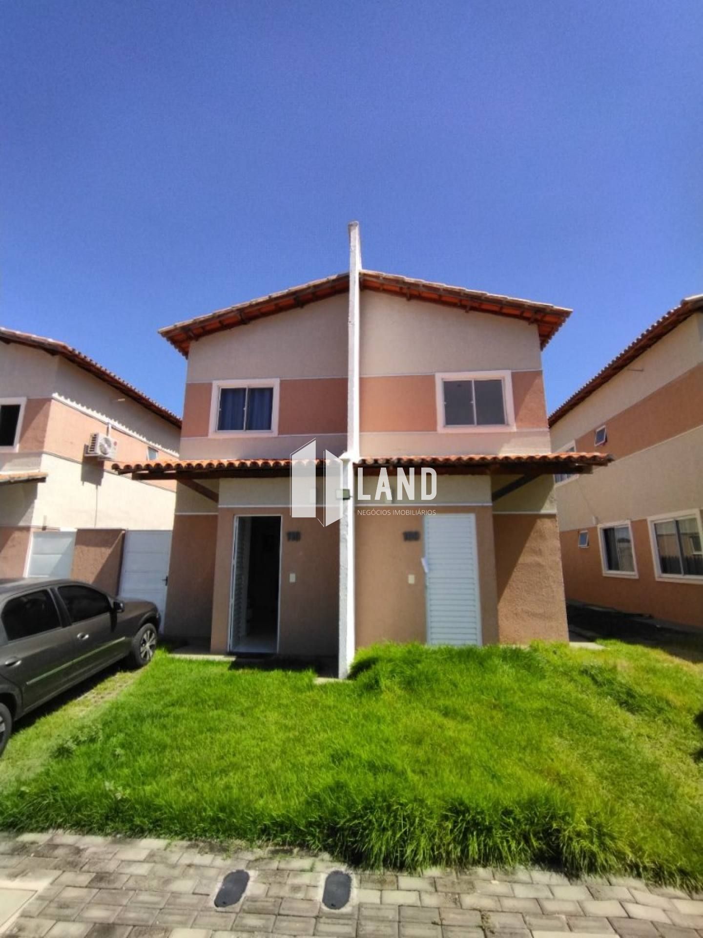 Casa duplex em condomínio fechado.