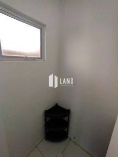 Casa duplex em condomínio fechado.