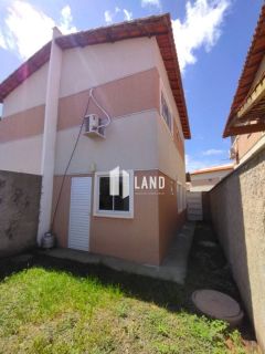Casa duplex em condomínio fechado.
