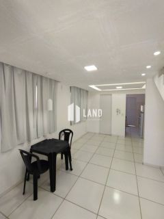 Casa duplex em condomínio fechado.