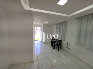 Casa duplex em condomínio fechado.