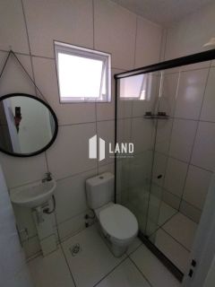 Casa duplex em condomínio fechado.