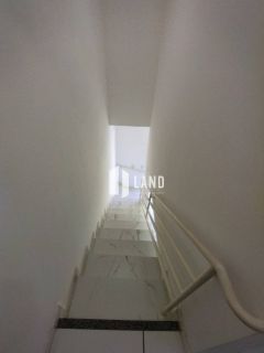 Casa duplex em condomínio fechado.