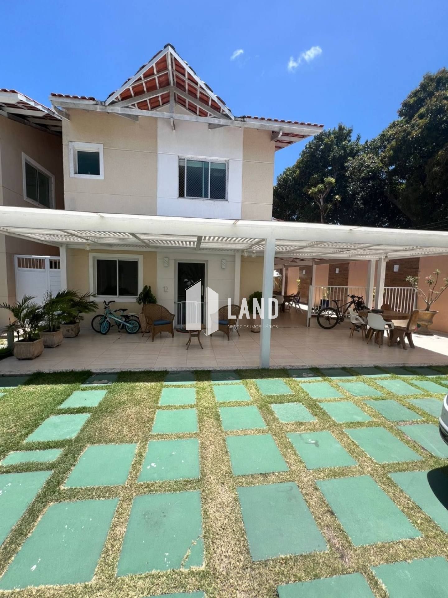 Casa Duplex com 4 quartos (3 suítes), semi-mobiliada (móveis projetados), placas de energia solar, lavabo, escritório, piscina, deck com churrasqueira, 6 vagas de garagem, 220 m² por R$ 990.000,00 - Eusébio/CE