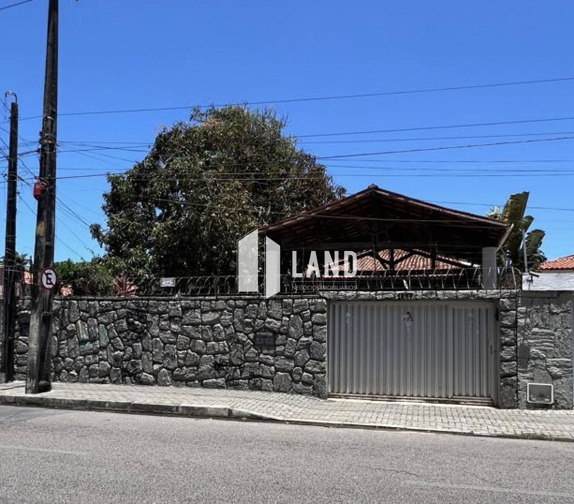 Casa com 4 quartos (1 suíte), 6 vagas de garagem, 2 banheiros sociais, 2 salas, 2 cozinhas, a venda, 243 m², por R$ 649.000 - Próxima ao Shopping RioMar - Papicu - Fortaleza/CE