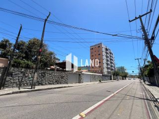 Casa com 4 quartos (1 suíte), 6 vagas de garagem, 2 banheiros sociais, 2 salas, 2 cozinhas, a venda, 243 m², por R$ 690.000 - Próxima ao Shopping RioMar - Papicu - Fortaleza/CE