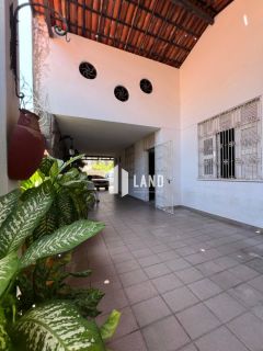 Casa com 4 quartos (1 suíte), 6 vagas de garagem, 2 banheiros sociais, 2 salas, 2 cozinhas, a venda, 243 m², por R$ 690.000 - Próxima ao Shopping RioMar - Papicu - Fortaleza/CE