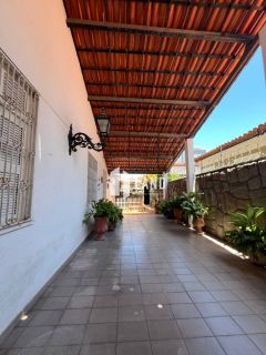Casa com 4 quartos (1 suíte), 6 vagas de garagem, 2 banheiros sociais, 2 salas, 2 cozinhas, a venda, 243 m², por R$ 690.000 - Próxima ao Shopping RioMar - Papicu - Fortaleza/CE
