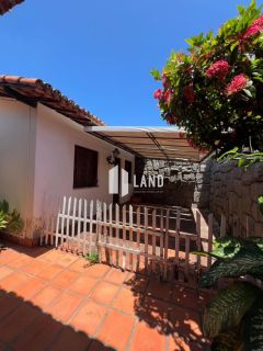 Casa com 4 quartos (1 suíte), 6 vagas de garagem, 2 banheiros sociais, 2 salas, 2 cozinhas, a venda, 243 m², por R$ 690.000 - Próxima ao Shopping RioMar - Papicu - Fortaleza/CE