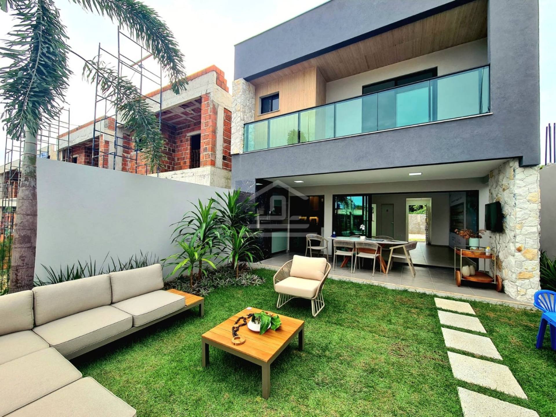 Casa duplex no Eusébio, condomínio fechado - Por R$ 899.000,00