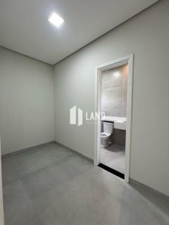 Casa plana em condomínio fechado nascente com 3 quartos (3 suítes), closet, lavabo, sala estar e sala jantar, cozinha, deck com churrasqueira, energia solar, móveis projetados com eletrodomésticos na cozinha, iluminação e paisagismo, 4 vagas de garagem, 1