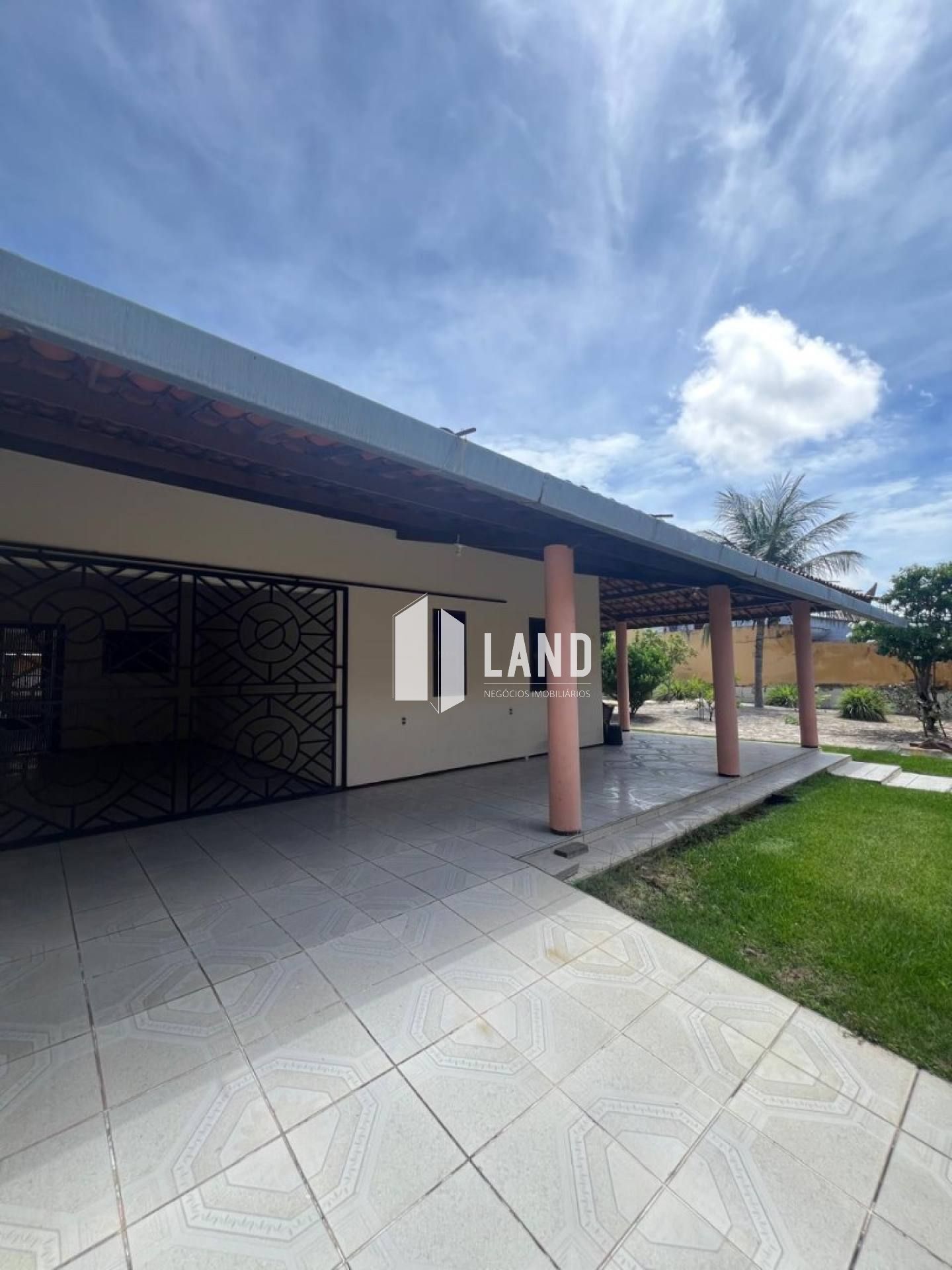 CASA PLANA NA MESSEJANA COM 3 DORMITÓRIOS (3 SUÍTES), 3 VAGAS DE GARAGEM, BANHEIRO SOCIAL, A VENDA, 240 M² (TERRENO COM 720 M2 - 24X30) POR R$ 1.200.000 - PRÓXIMA A AV. FREI CIRILO E AO GRAN SHOPPING MESSEJANA - MESSEJANA - FORTALEZA/CE