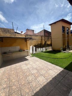 CASA PLANA NA MESSEJANA COM 3 DORMITÓRIOS (3 SUÍTES), 3 VAGAS DE GARAGEM, BANHEIRO SOCIAL, A VENDA, 240 M² (TERRENO COM 720 M2 - 24X30) POR R$ 1.200.000 - PRÓXIMA A AV. FREI CIRILO E AO GRAN SHOPPING MESSEJANA - MESSEJANA - FORTALEZA/CE