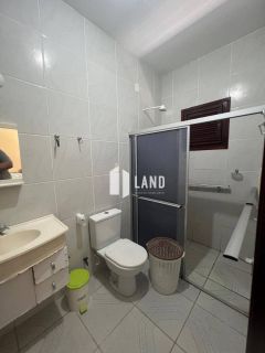 CASA PLANA NA MESSEJANA COM 3 DORMITÓRIOS (3 SUÍTES), 3 VAGAS DE GARAGEM, BANHEIRO SOCIAL, A VENDA, 240 M² (TERRENO COM 720 M2 - 24X30) POR R$ 1.200.000 - PRÓXIMA A AV. FREI CIRILO E AO GRAN SHOPPING MESSEJANA - MESSEJANA - FORTALEZA/CE