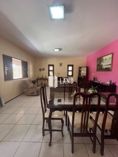 CASA PLANA NA MESSEJANA COM 3 DORMITÓRIOS (3 SUÍTES), 3 VAGAS DE GARAGEM, BANHEIRO SOCIAL, A VENDA, 240 M² (TERRENO COM 720 M2 - 24X30) POR R$ 1.200.000 - PRÓXIMA A AV. FREI CIRILO E AO GRAN SHOPPING MESSEJANA - MESSEJANA - FORTALEZA/CE