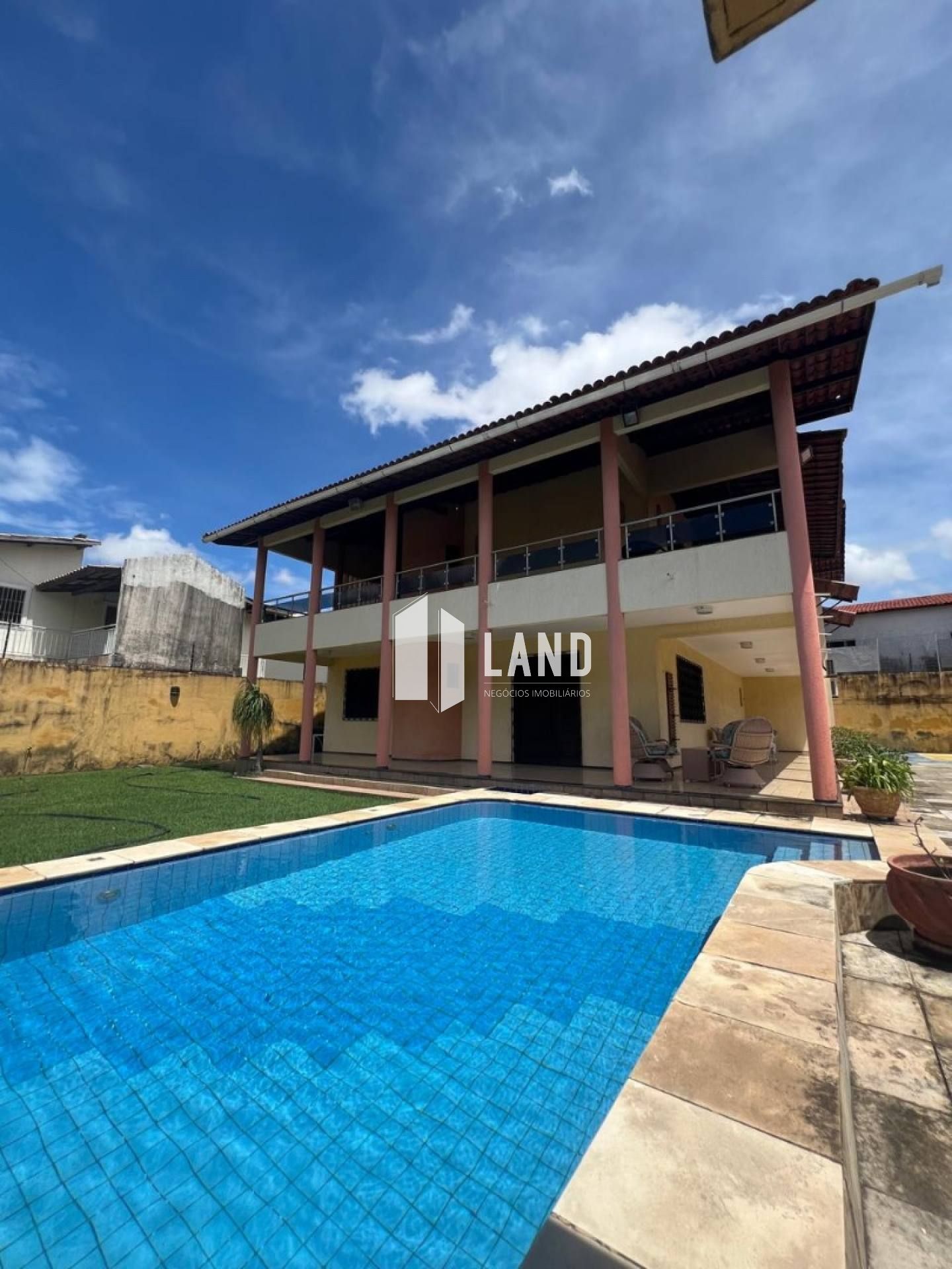 CASA DUPLEX NA MESSEJANA COM 5 DORMITÓRIOS (4 SUÍTES), 10 VAGAS DE GARAGEM, BANHEIRO SOCIAL, PISCINA, DECK COM CHURRASQUEIRA, A VENDA, 560 M² (TERRENO COM 720 M2 - 24X30) POR R$ 1.700.000 - PRÓXIMA A AV. FREI CIRILO E GRAN SHOPPING MESSEJANA - FORTALEZA/C