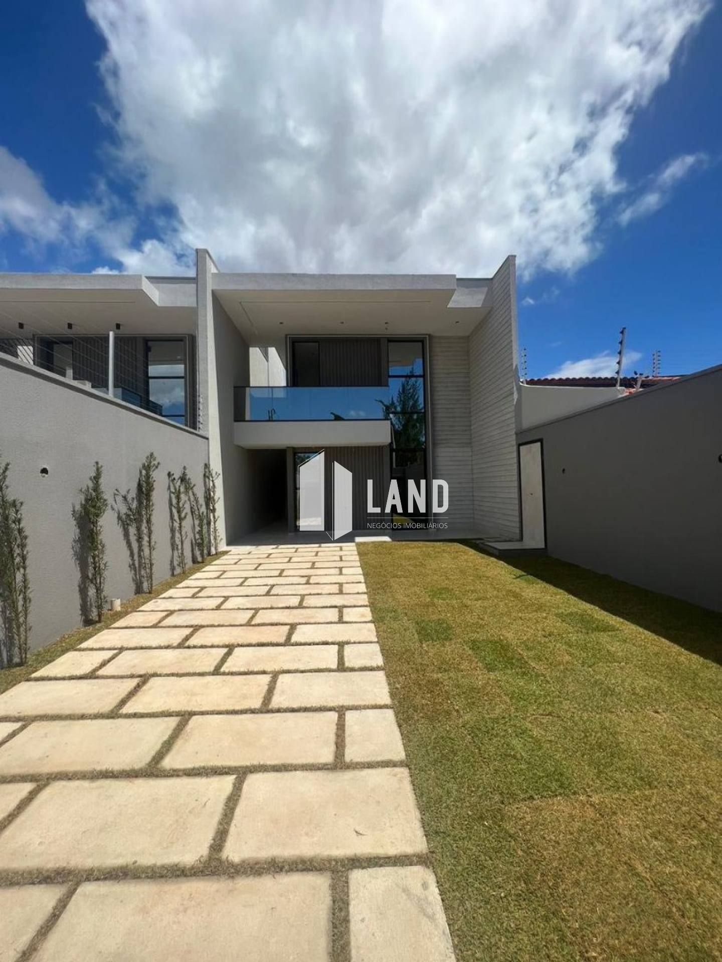 Casa Para Vender com 4 quartos 4 suítes no bairro Jardim das Oliveiras em Fortaleza.