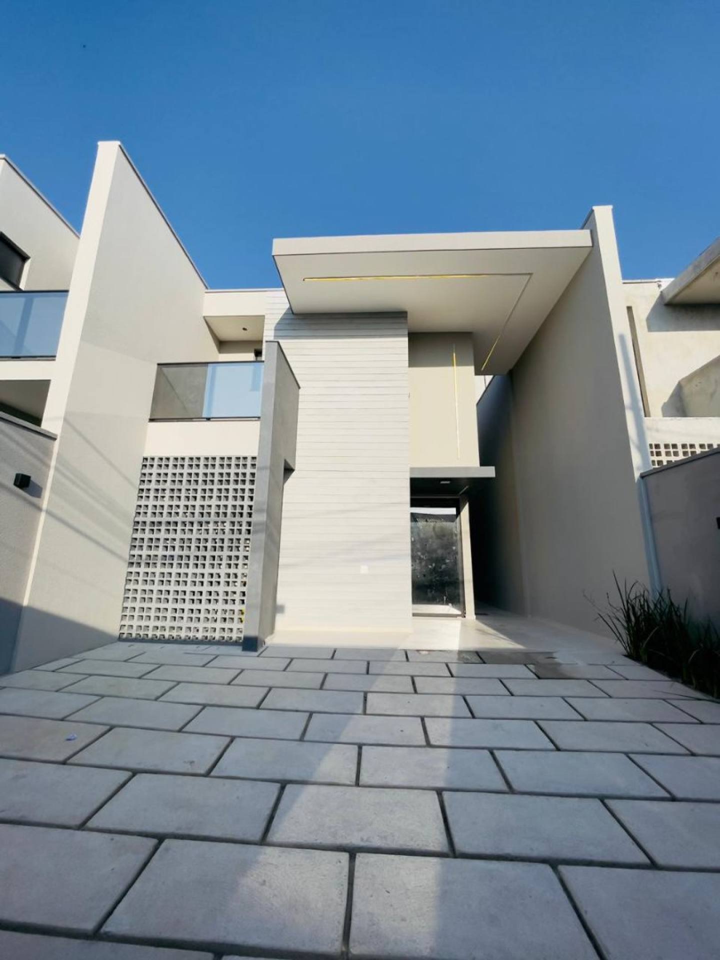 Casa Para Vender com 4 quartos 4 suítes no bairro Jardim das Oliveiras em Fortaleza.