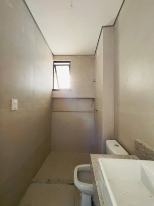 Casa Para Vender com 4 quartos 4 suítes no bairro Jardim das Oliveiras em Fortaleza.