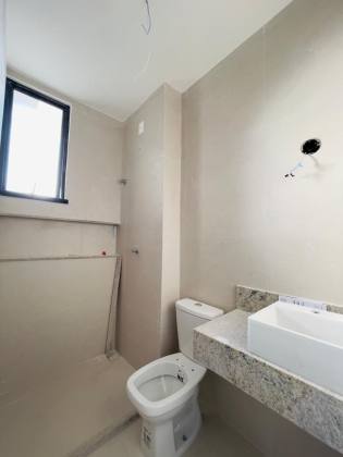 Casa Para Vender com 4 quartos 4 suítes no bairro Jardim das Oliveiras em Fortaleza.