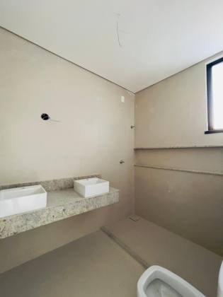 Casa Para Vender com 4 quartos 4 suítes no bairro Jardim das Oliveiras em Fortaleza.