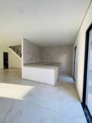 Casa Para Vender com 4 quartos 4 suítes no bairro Jardim das Oliveiras em Fortaleza.