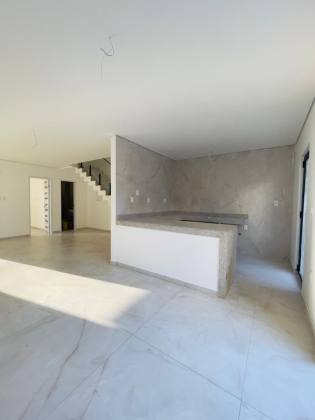 Casa Para Vender com 4 quartos 4 suítes no bairro Jardim das Oliveiras em Fortaleza.