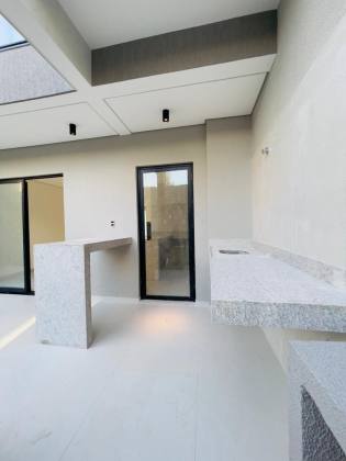Casa Para Vender com 4 quartos 4 suítes no bairro Jardim das Oliveiras em Fortaleza.