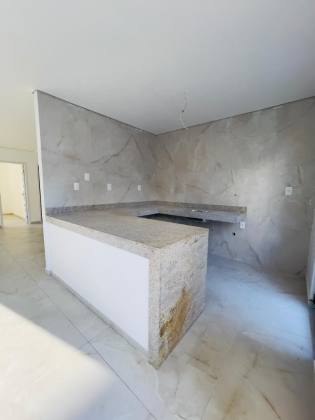 Casa Para Vender com 4 quartos 4 suítes no bairro Jardim das Oliveiras em Fortaleza.