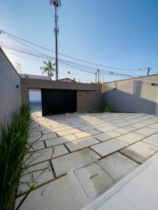 Casa Para Vender com 4 quartos 4 suítes no bairro Jardim das Oliveiras em Fortaleza.