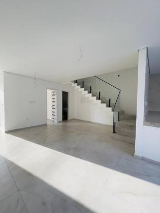 Casa Para Vender com 4 quartos 4 suítes no bairro Jardim das Oliveiras em Fortaleza.