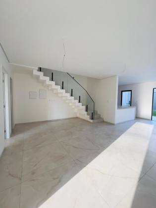 Casa Para Vender com 4 quartos 4 suítes no bairro Jardim das Oliveiras em Fortaleza.